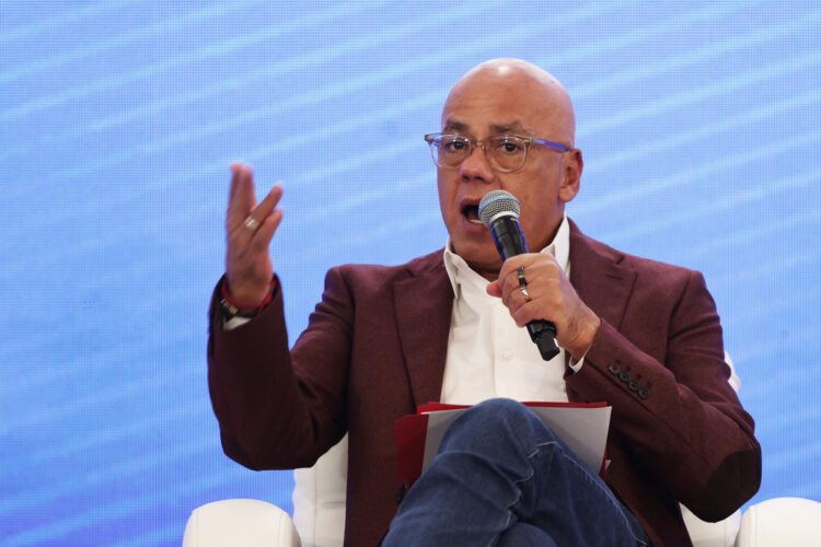 El presidente de la Asamblea Nacional (Parlamento) de Venezuela, Jorge Rodríguez, fue captado el pasado 8 de octubre, al intervenir en el Concejo Nacional por la Soberanía y la Paz, en Caracas (Venezuela). EFE/Ronald Peña