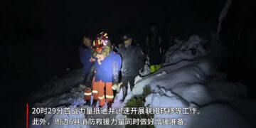 Continúa el rescate de 200 senderistas atrapados cerca de la cara tibetana del Everest