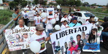Familiares de colombianos detenidos en Venezuela piden su liberación en puente Simón Bolívar