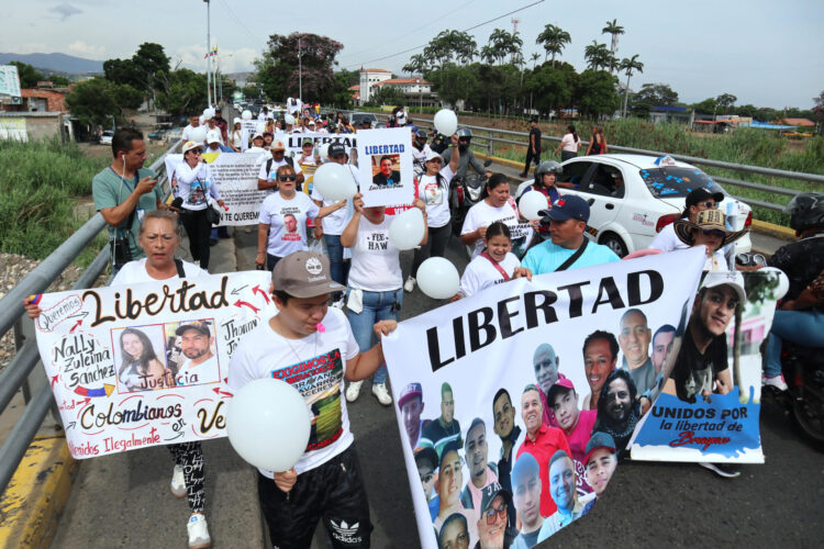 Familiares de ciudadanos colombianos detenidos en Venezuela sostienen carteles en una protesta para exigir su libertad este sábado, en el puente internacional Simón Bolívar en La Parada (Colombia). EFE/ Mario Caicedo