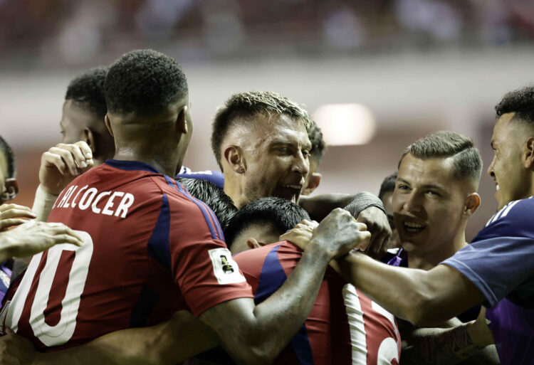 Jugadores de la selección de Costa Rica celebran este lunes la goleada por 4-1 infligida a la de Nicaragua en partido de la cuarta jornada del Grupo C de las eliminatorias de la Concacaf para el Mundial de 2026 jugado en el Estadio Nacional de San José. EFE/ Gustavo Amador