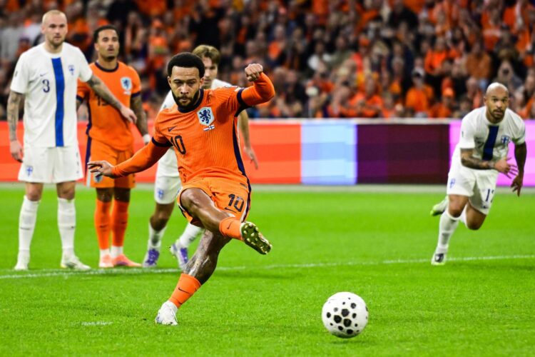 El delantero del Países Bajos Memphis Depay logra el 3-0 durante el partido de clasificación para el Mundial 2026 jugado en Amsterdam, Países Bajos. EFE/EPA/OLAF KRAAK