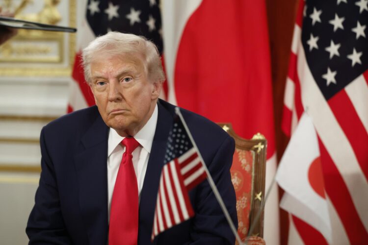 Tokyo (Japan), 28/10/2025.- U.S. President Donald Trump and Japanese Prime Minister Sanae Takaichi (not pictured) attend a signing ceremony for a document on the implementation of the U.S.Japan trade deal at the Akasaka Palace state guest house in Tokyo, Japan, 28 October 2025. Trump is on a three-day visit to Japan from 27 to 29 October to reaffirm the JapanU.S. alliance and advance economic talks. (Japón, Tokio) EFE/EPA/KIYOSHI OTA / BLOOMBERG POOL