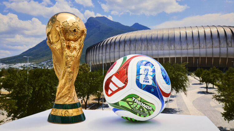 Figuras emblemáticas de Estados Unidos, Canadá y México, como las estrellas, la hoja de arce y el águila, dan identidad a Trionda, el balón oficial del Mundial de 2026 que este jueves fue presentado en sociedad por la FIFA y Adidas, la compañía multinacional alemana de equipamiento deportivo. EFE/ADIDAS*