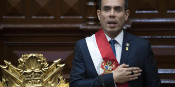 Presidente interino de Perú inicia mandato con 45 % de aceptación y 42 % de desaprobación