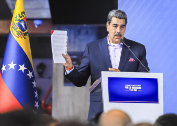 Maduro anuncia que pondrá en marcha plan de defensa en tres estados fronterizos con Colombia