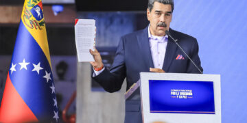 Maduro anuncia que pondrá en marcha plan de defensa en tres estados fronterizos con Colombia