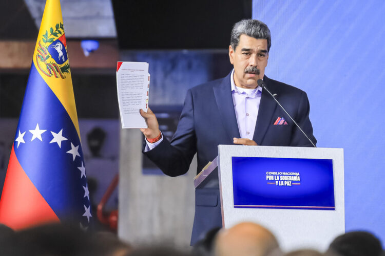 Fotografía cedida por Prensa Miraflores del presidente de Venezuela, Nicolás Maduro, hablando durante un acto de gobierno este miércoles, en Caracas (Venezuela). EFE/ Prensa Miraflores