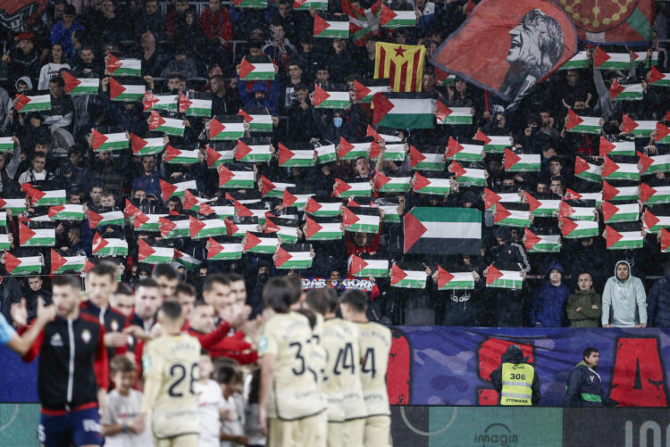 Fotografía de Jesús Diges, en la que puede verse en una imagen de archivo del 6 de noviembre de 2023 a aficionados del Osasuna mostrando banderas en apoyo a Palestina. EFE