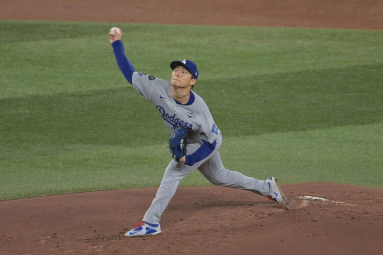 El lanzador de los Los Angeles Dodgers Yoshinobu Yamamoto en acción contra los Toronto Blue Jays en la primera entrada del juego dos de la Serie Mundial de la MLB. EFE/EPA/EDUARDO LIMA