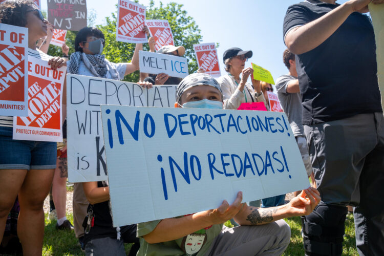 Fotografía de archivo de personas que sostienen carteles durante una manifestación en contra de las redadas de ICE en East Windsor New Jersey (Estados Unidos). EFE/ Ángel Colmenares
