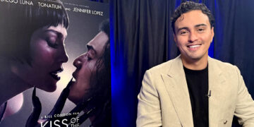 El actor Tonatiuh se transforma en ‘El beso de la mujer araña’ con J-Lo y Diego Luna