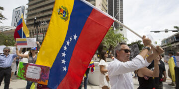 Exiliados piden a Trump diferir la deportación de los venezolanos tras el fin del TPS