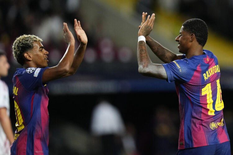 El delantero del Barcelona Marcus Rashford (d) celebra con Lamine Yamal tras marcar un gol durante el partido de la tercera jornada de la Liga de Campeones contra Olympiacos. EFE/ Siu Wu