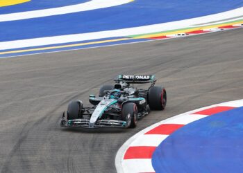 Russell logra la ‘pole’ en Singapur y los McLaren se atascan en Marina Bay