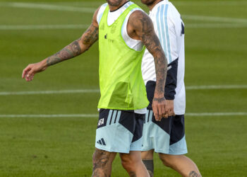 Un millar de aficionados arropan desde la distancia a la selección argentina en Algorfa