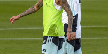 Un millar de aficionados arropan desde la distancia a la selección argentina en Algorfa