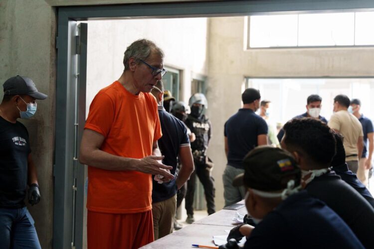 Fotografía tomada de la cuenta en X del presidente de Ecuador, Daniel Noboa, del exvicepresidente de Ecuador Jorge Glas Espinel (i) a su llegada este lunes, a la cárcel  del Encuentro, en Santa Elena (Ecuador). EFE/ @DanielNoboaok