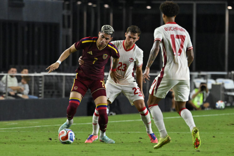 Gleiker Mendoza (i), de Venezuela, disputa el balón con Niko Sigur, de Canadá, este martes en un partido amistoso frente a Canadá en el Chase Stadium, en Fort Lauderdale (Estados Unidos). EFE/ Giorgio Viera