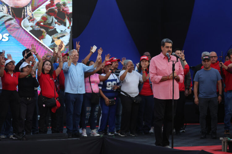 El presidente de Venezuela, Nicolás Maduro (d)), habla durante un evento este sábado, en Caracas (Venezuela). EFE/ Miguel Gutierrez