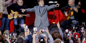 David Bisbal inaugura por sorpresa el ‘Tren de la Navidad’ de Metro de Madrid
