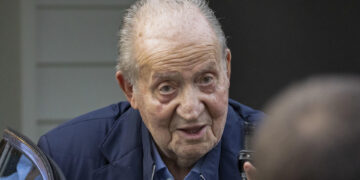 El rey Juan Carlos llega a Galicia en plena polémica por la publicación de sus memorias