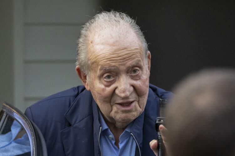 El rey emérito Juan Carlos I a su salida de un restaurante cerca de la casa de su amigo Pedro Campos, este miércoles en O Grove. El padre del rey Felipe VI tiene previsto competir con el Bribón este fin de semana en el "Desafío Barceló" en la ría de Pontevedra.- EFE/Lavandeira jr