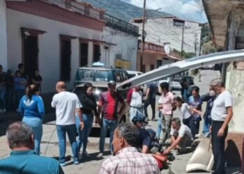 Choque entre moto y vehículo deja adolescente lesionado 