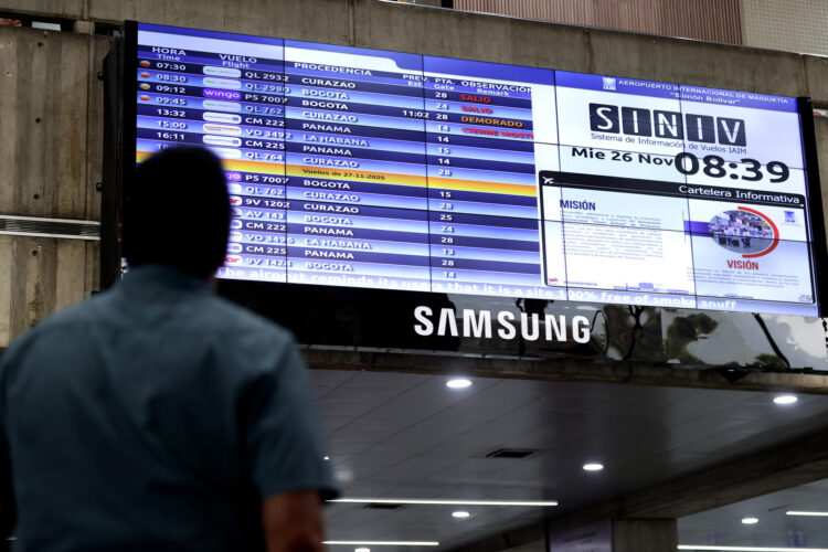 Un pasajero que observa una pantalla de anuncio de vuelos fue captado este miércoles, 26 de noviembre, en el aeropuerto internacional Simón Bolívar, que sirve a Caracas, en Maiquetía (Venezuela). EFE/Ronald Peña