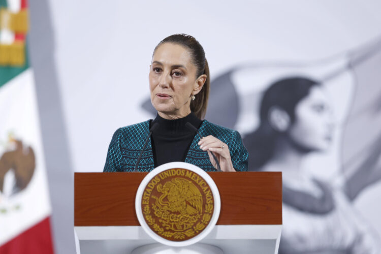La presidenta de México Claudia Sheinbaum, habla durante una rueda de prensa este martes en Palacio Nacional de la Ciudad de México (México). EFE/Sáshenka Gutiérrez