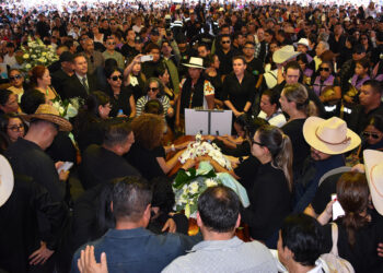 Claman justicia por asesinato de alcalde en México y exigen renuncia de Claudia Sheinbaum