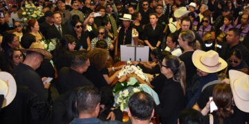 Claman justicia por asesinato de alcalde en México y exigen renuncia de Claudia Sheinbaum