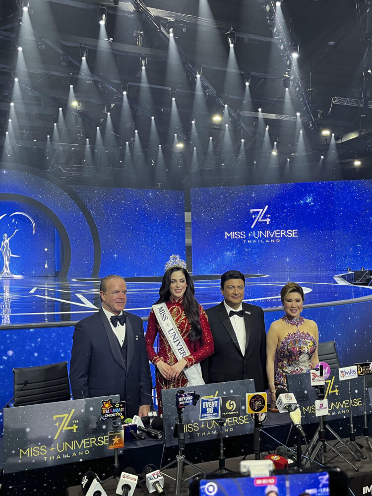 BANGKOK, 24/11/2025.- El presidente y copropietario de Miss Universo, Raúl Rocha, negó este lunes las acusaciones de fraude que han circulado sobre la victoria de la mexicana Fátima Bosch en el certamen de belleza, y anunció acciones legales contra medios de comunicación que hayan difundido informaciones que considere difamatorias. En la imagen, la mexicana Fátima Bosch (2i) posa junto a Raúl Rocha (i) tras su nombramiento el pasado 21 de noviembre, en el Impact Challenger, Nonthaburi. EFE/ Héctor Pereira