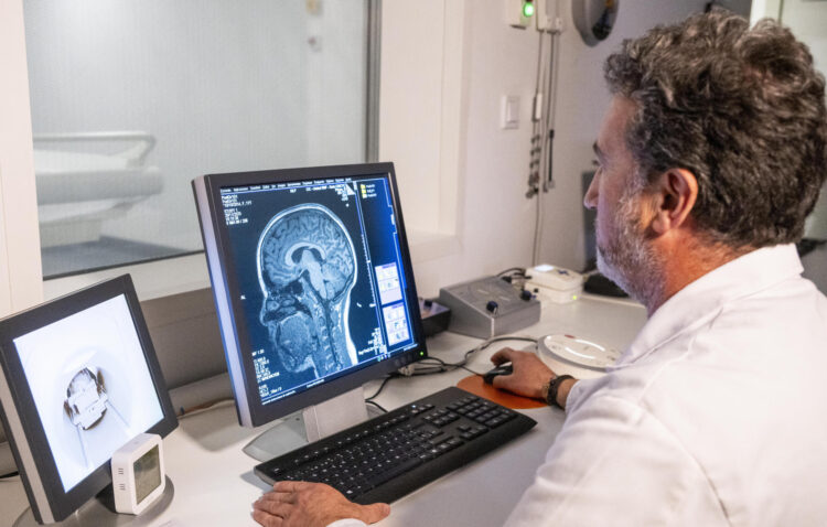 La violencia machista dificulta la memoria verbal de las supervivientes, que deben hacer un esfuerzo cerebral mayor para reconocer palabras o ejercitar la comprensión lectora, según un estudio del equipo científico del Centro de Investigación Mente, Cerebro y Comportamiento de la Universidad de Granada.EFE/Miguel Ángel Molina