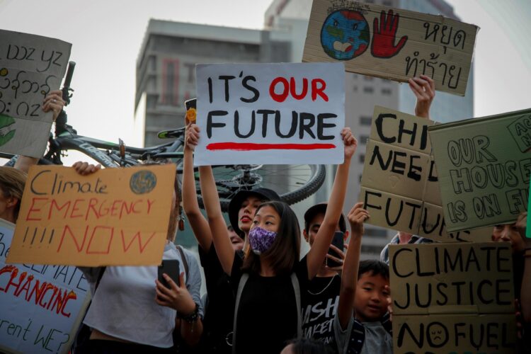 Imagen de archivo de jóvenes con pancartas con mensajes como "Este es nuestro futuro" durante una manifestación contra la crisis climática. EFE/ Diego Azubel