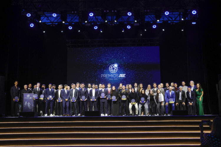 Fotografía de los premiados y presentadores durante la gala de entrega de la IV edición de los Premios AFE que la Asociación de Futbolistas Españoles celebra en la plaza de toros de Las Ventas de Madrid este lunes. EFE/ Zipi Aragon
