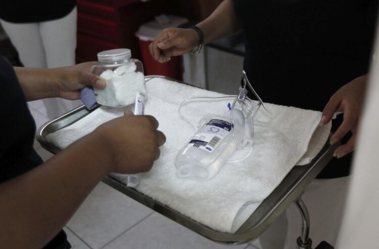 En la imagen de archivo, una enfermera prepara un suero de terapia intravenosa para una paciente con lupus, en la ciudad de Puebla (México). EFE/Hugo Ortuño