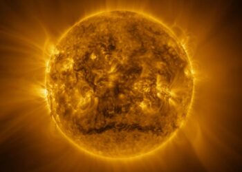 Una ‘severa’ tormenta solar golpea hoy el campo magnético de la Tierra