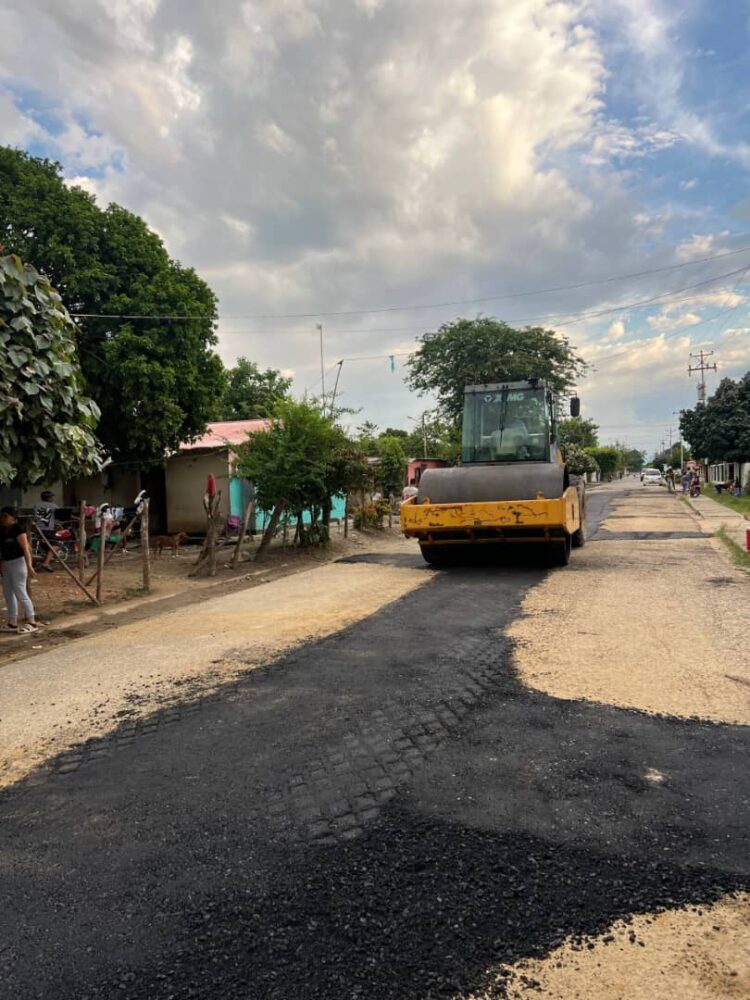 Asfaltado de la vía hacia Horcón Sur de El Veintitrés.