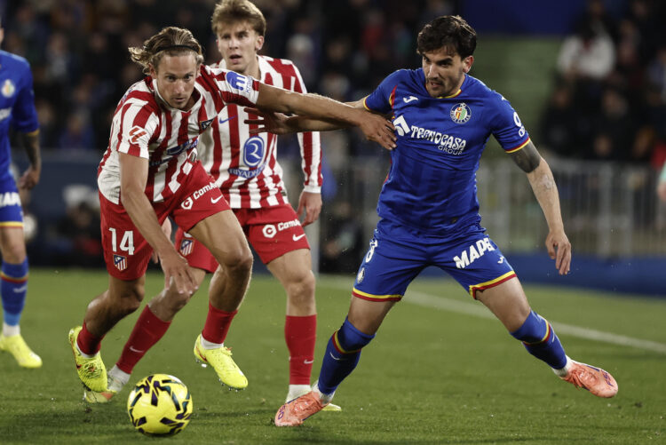 El defensa del Atlético de Madrid Marcos Llorente (i) lucha con el uruguayo Mauro Arambarri, del Getafe, durante el partido de la jornada 13 de LaLiga que Getafe CF y Atlético de Madrid disputaron en el Coliseum de Getafe. EFE/Sergio Pérez