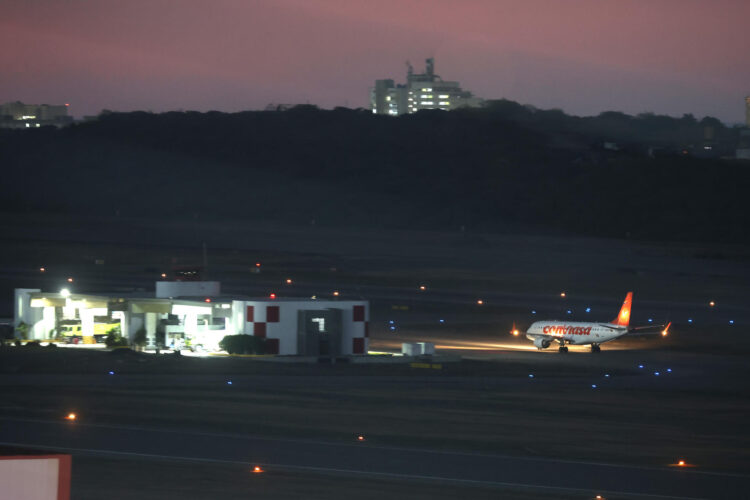 Fotografía que muestra un avión en la pista del aeropuerto internacional Simón Bolívar , en Maiquetía (Venezuela). EFE/ Miguel Gutierrez