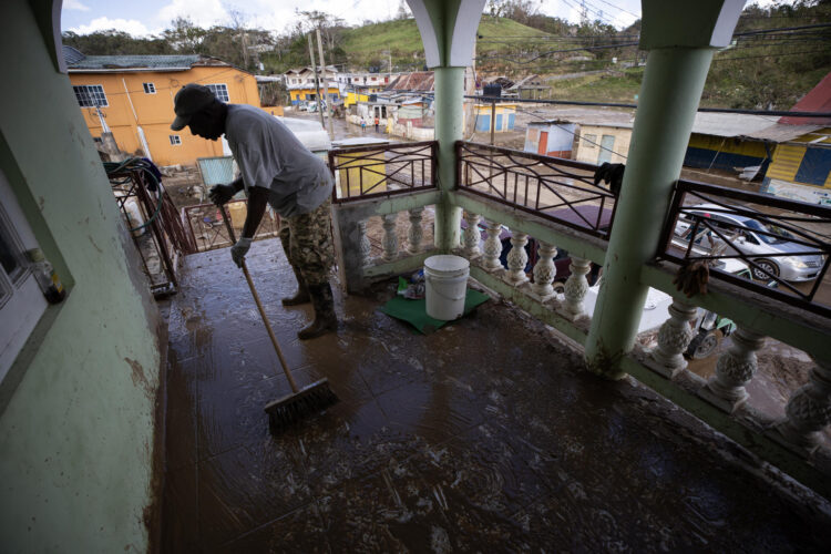 Un hombre limpia una casa afectada por el paso del huracán Melissa, este domingo en Cave Valley (Jamaica). EFE/ Orlando Barría