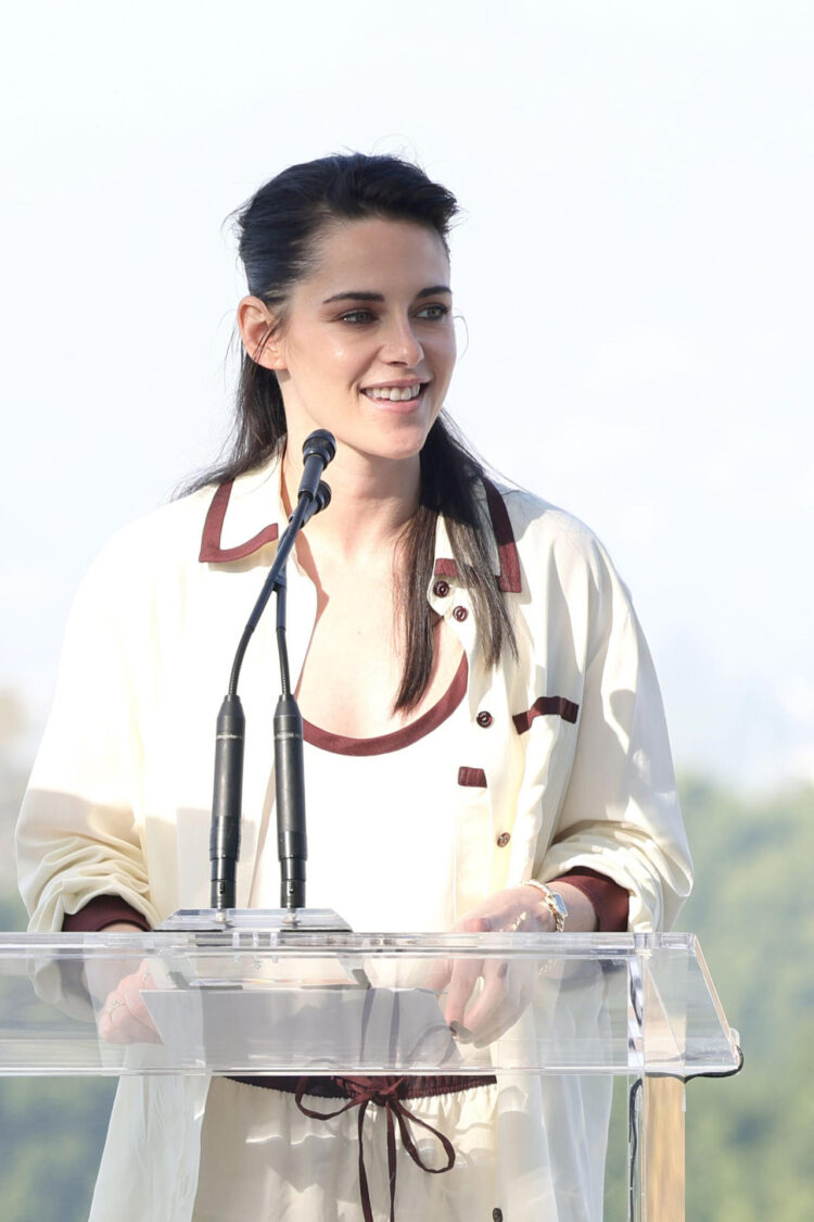Fotografía cedida por la Academia de Artes y Ciencias Cinematográficas de la actriz estadounidense Kristen Stewart hablando durante el Academy Women's Luncheon (Almuerzo de Mujeres de la Academia) este martes, en Los Ángeles, California (Estados Unidos). EFE/ Stefanie Keenan / Academia de Artes y Ciencias Cinematográficas