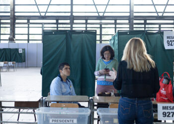Abren los centros de votación en Chile para los comicios presidenciales y parlamentarios