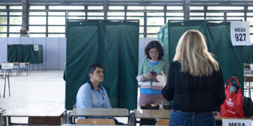 Abren los centros de votación en Chile para los comicios presidenciales y parlamentarios