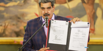Maduro ordena crear comandos de defensa en caso de «lucha armada» ante despliegue de EEUU