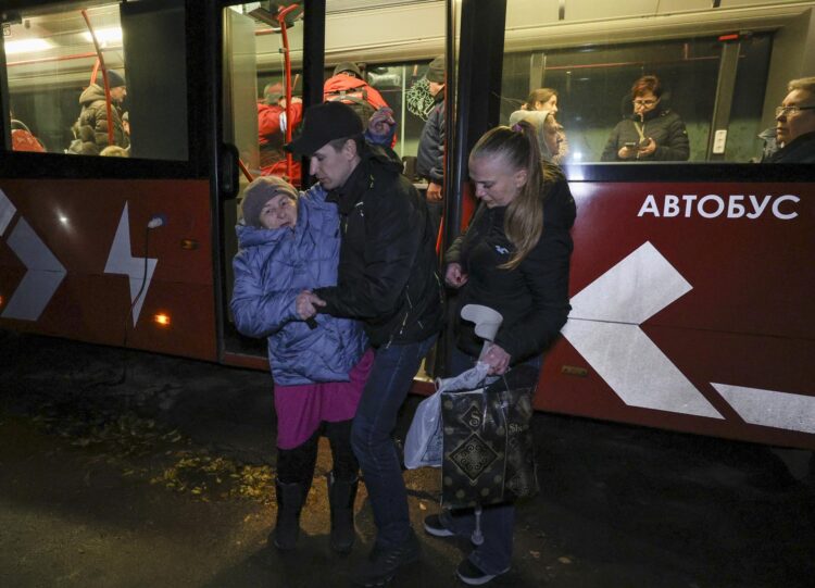 Vecinos del lugar de un ataque ruso en un edificio residencial de gran altura en Kharkiv, noreste de Ucrania, el 19 de noviembre de 2025.EFE/EPA/SERGEY KOZLOV