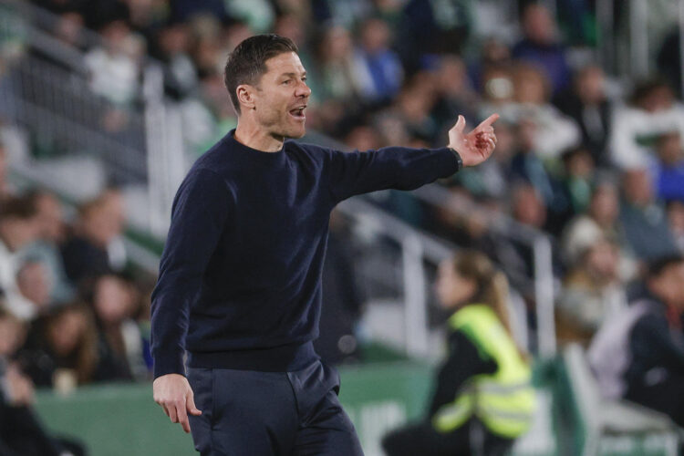 El entrenador del Real Madrid Xabi Alonso durante el partido de la jornada 13 de LaLiga entre el Elche CF y el Real Madrid, en el estadio Martínez Valero. EFE/Manuel Bruque