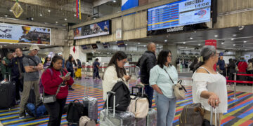 Venezuela sigue acumulando suspensiones de vuelos pese a la advertencia de su Gobierno