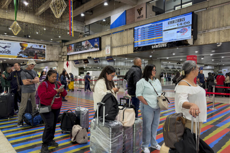 Fotografía de viajeros en una fila este lunes, en el aeropuerto internacional Simón Bolívar, que sirve a Caracas, en Maiquetía (Venezuela). EFE/ Miguel Gutiérrez